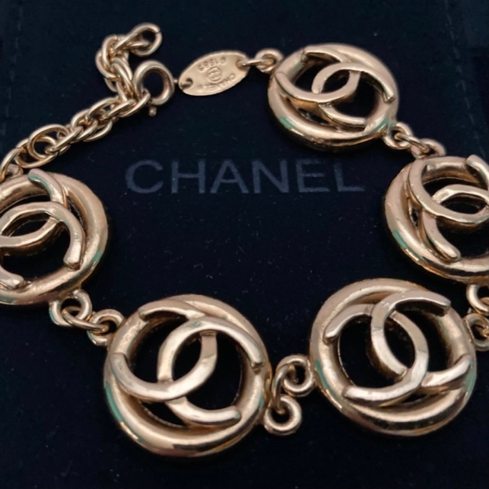 VINTAGE CHANEL CC Logo Gold Plated Bracelet Dainty - Picture 10 of 12